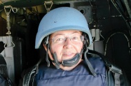Linda Taylor flies over Baghdad in a Blackhawk helicopter. (UN Photo/Rick Bajornas)